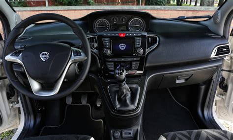 lancia ypsilon interior.